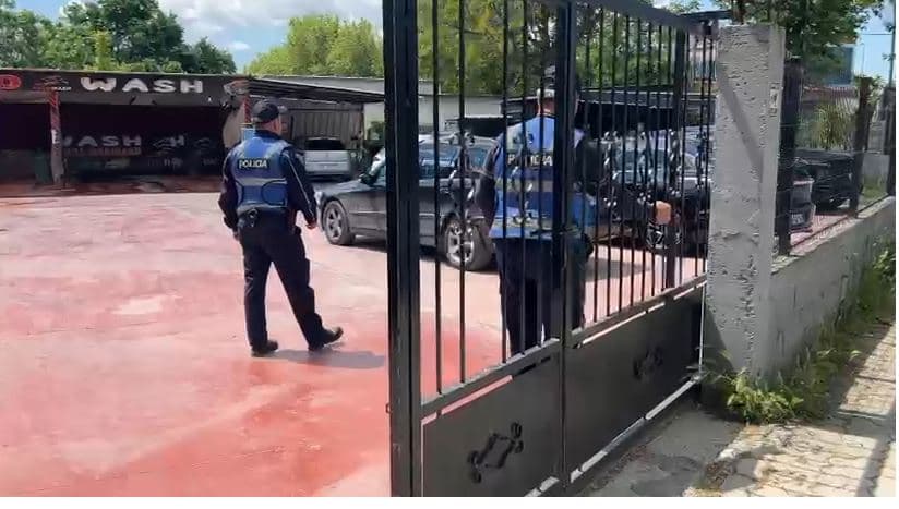 Fier/ I riu qëllohet me thikë pas sherrit në lavazh, në kërkim autori