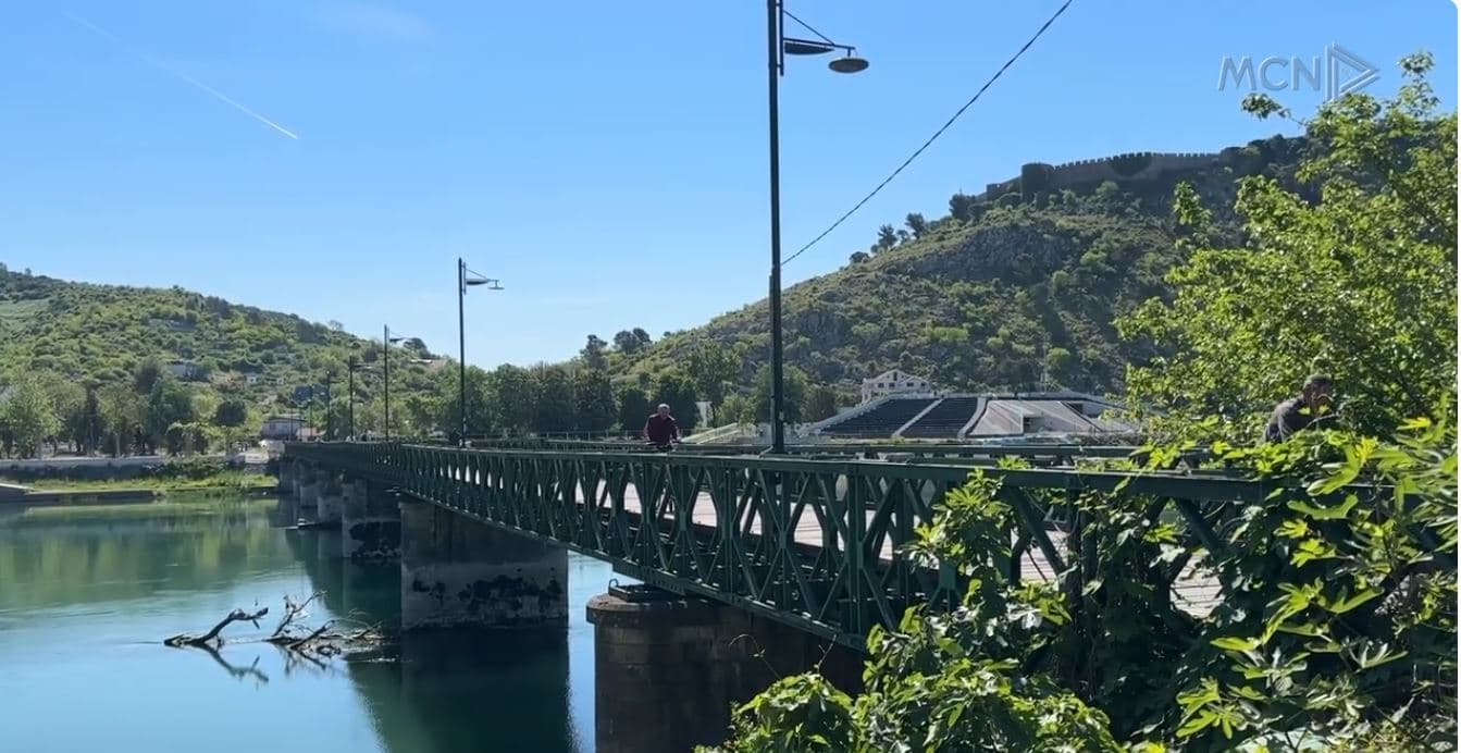 Ura e vjetër e Bunës në “harresë”. Dërrasat e thyera rrezik për kalimtarët, kërkohet ndërhyrje
