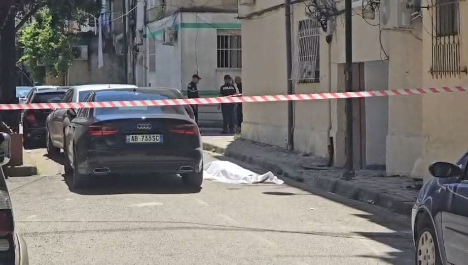 Durrës, një grua hidhet nga kati i pestë i pallatit