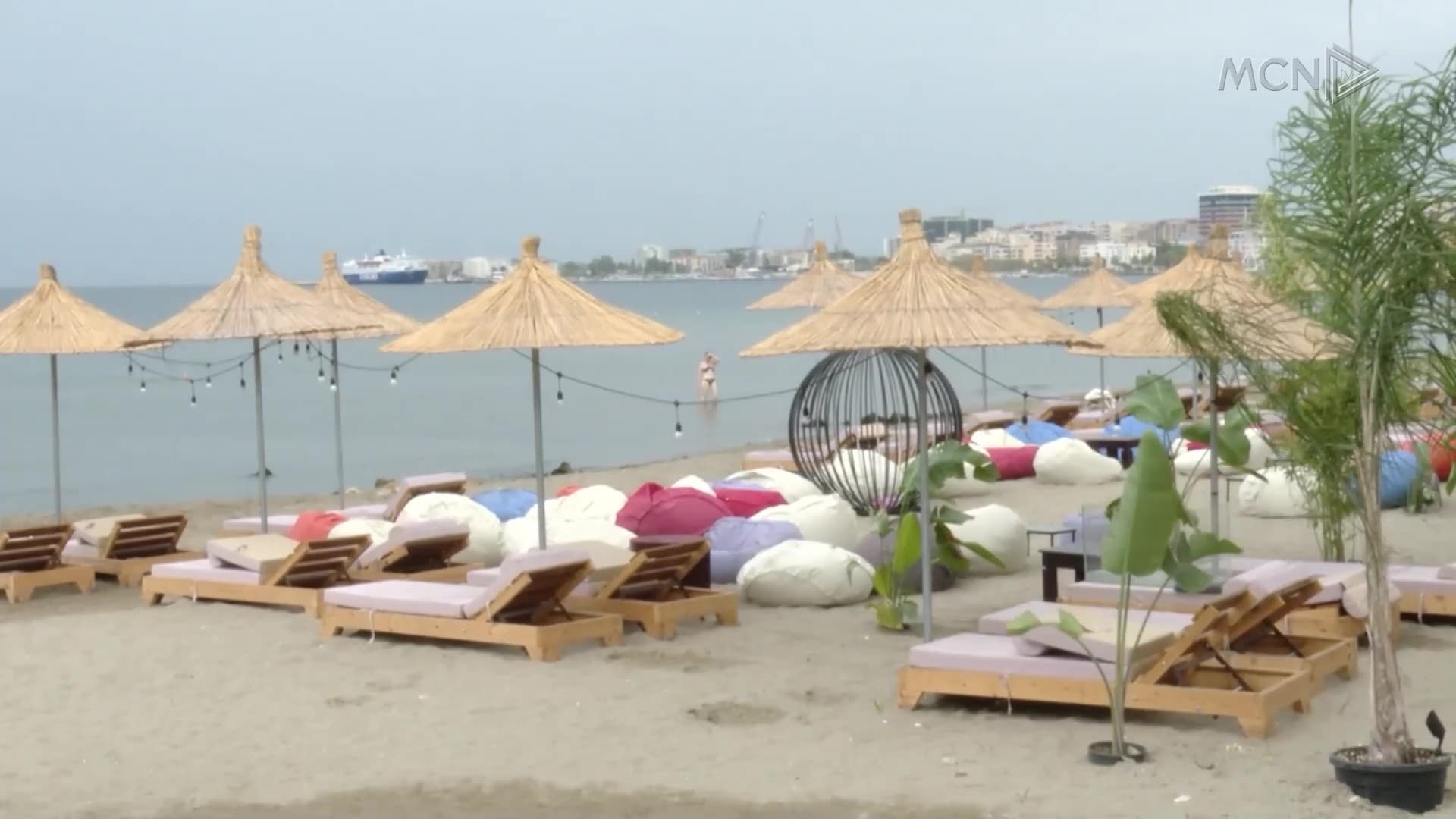 Rriten me 200 lekë tarifat e shezlongeve / Vlorë, socialistët në këshillin bashkiak ndryshojnë qëndrim brenda 10 ditësh (VIDEO)