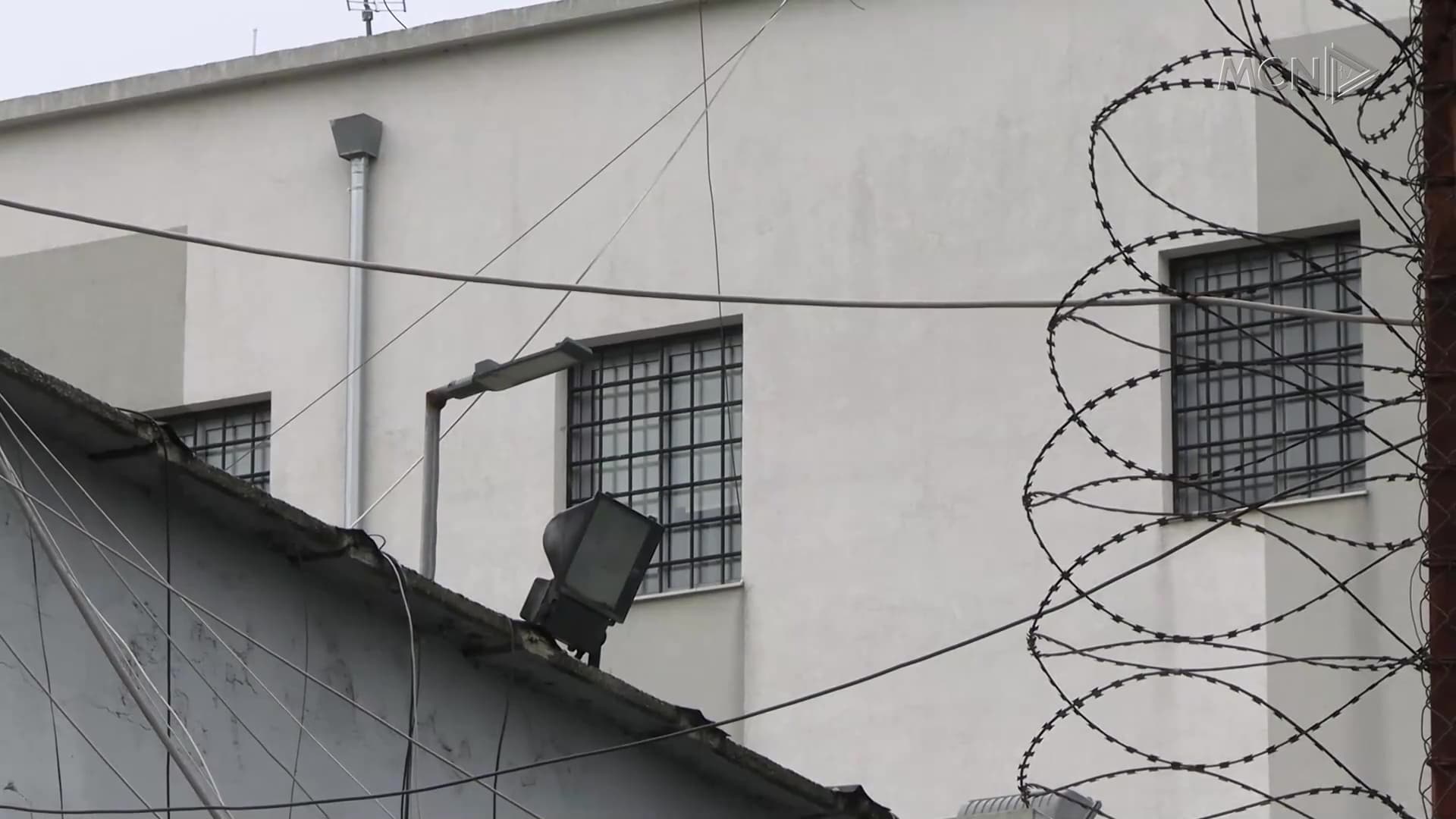 Tre Iphone në burgun e Durrësit / Kontrolle të befasishme në qelitë e të panderhurve (VIDEO)