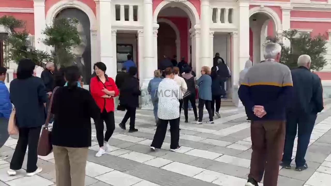 Mbyllet tregu në qendër të Vlorës/ Tregtarët e fruta-perimeve protestojnë para bashkisë