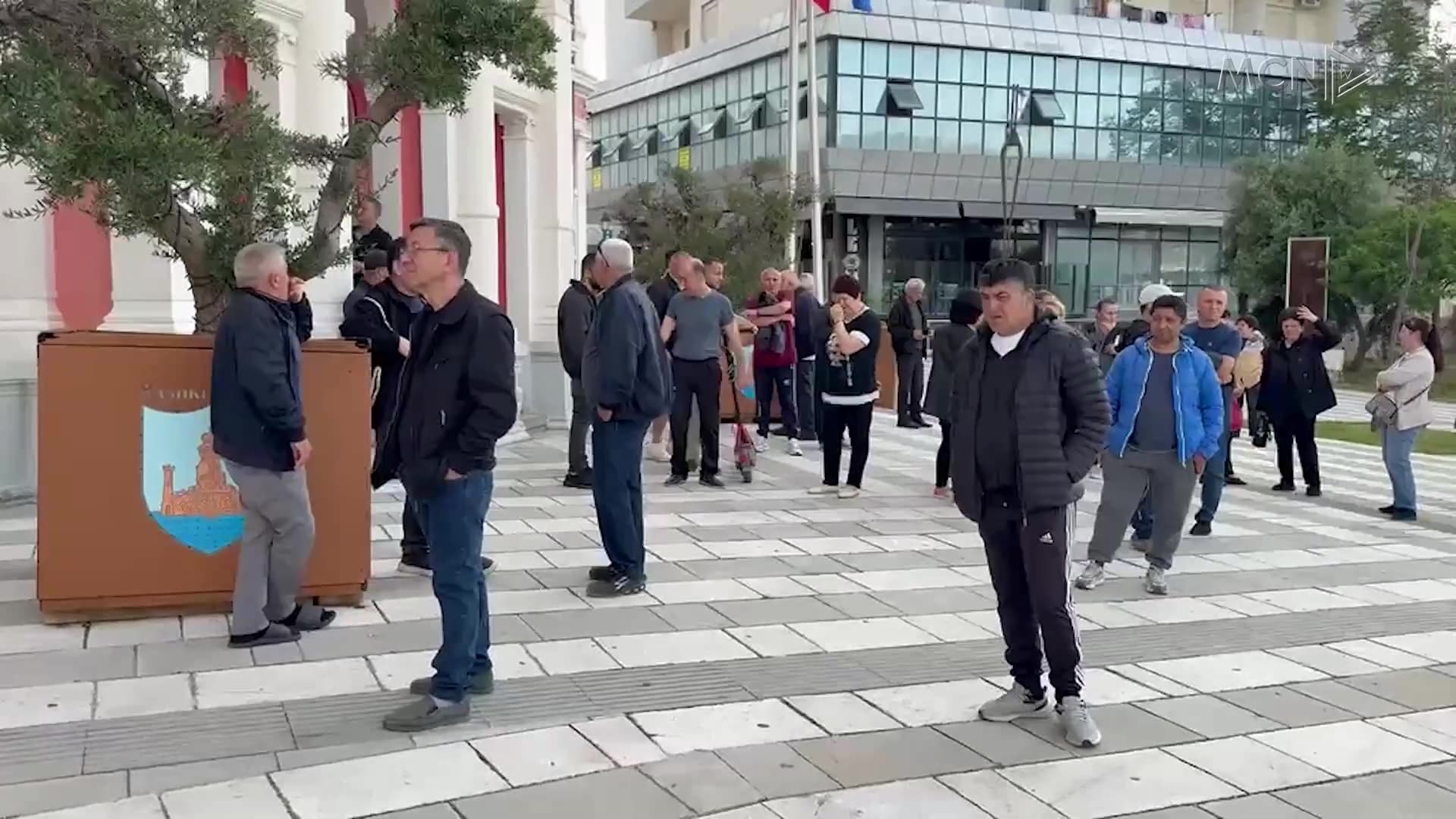 Protesta pas mbylljes së tregut / Vlorë, tregtarët: Na flakën në rrugë, duam një vend ku të punojmë (VIDEO)