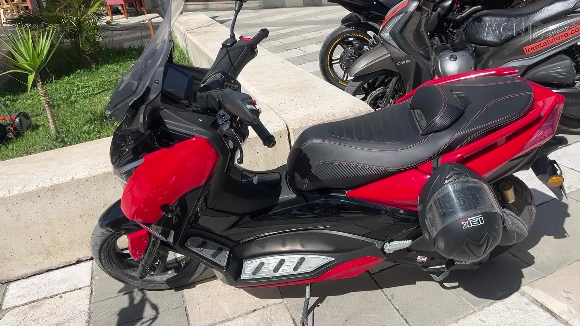 Nuk lejohen më në Lungomare / Vlorë, bizneset e motorave me qira në protestë: Po dëmtohet turizmi (VIDEO)