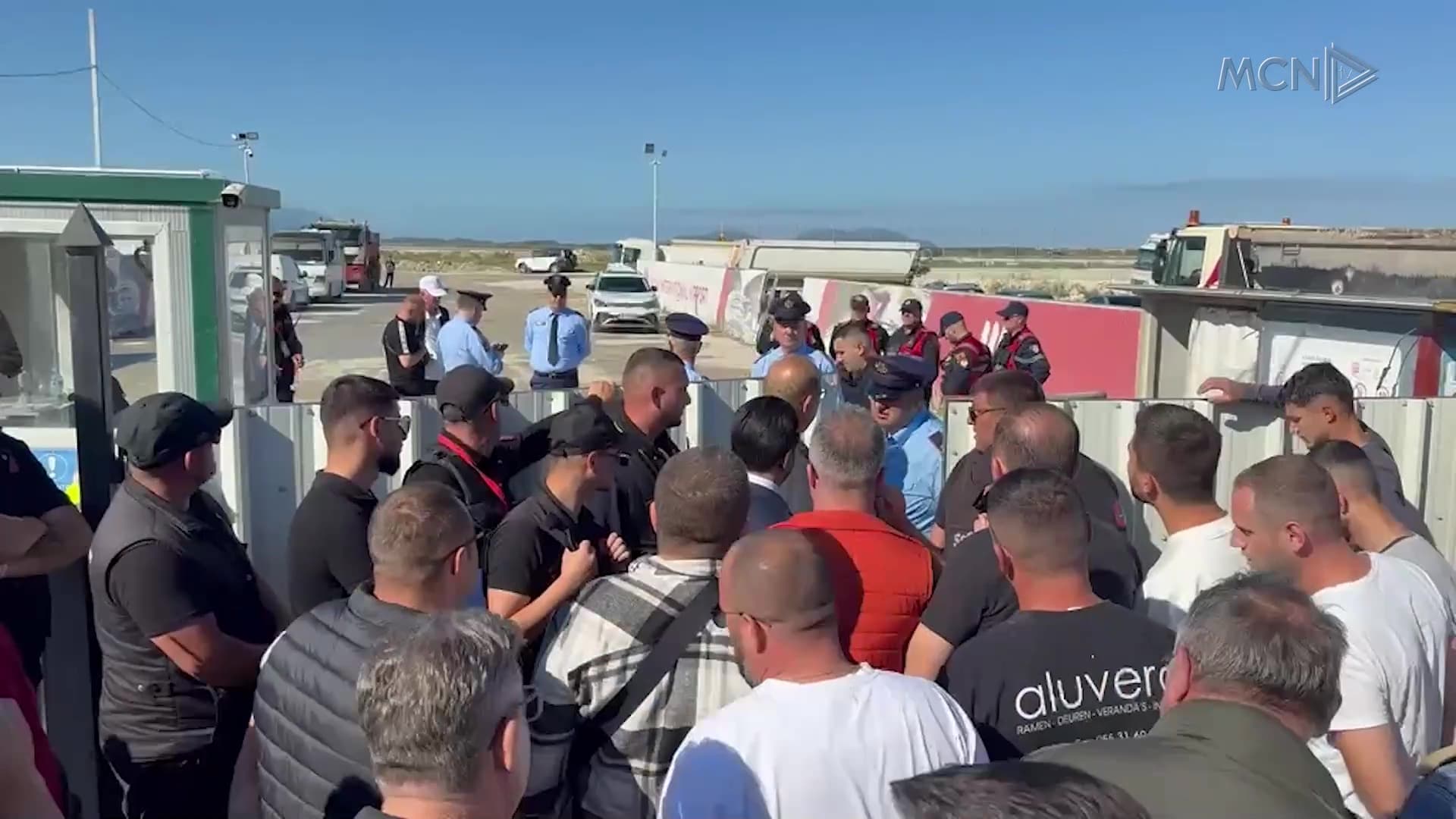 Përplasje “ortakësh” në aeroportin e Vlorës / Kompania e Ademit bllokon hyrjen në kantier të punonjësve të Pacollit (VIDEO)