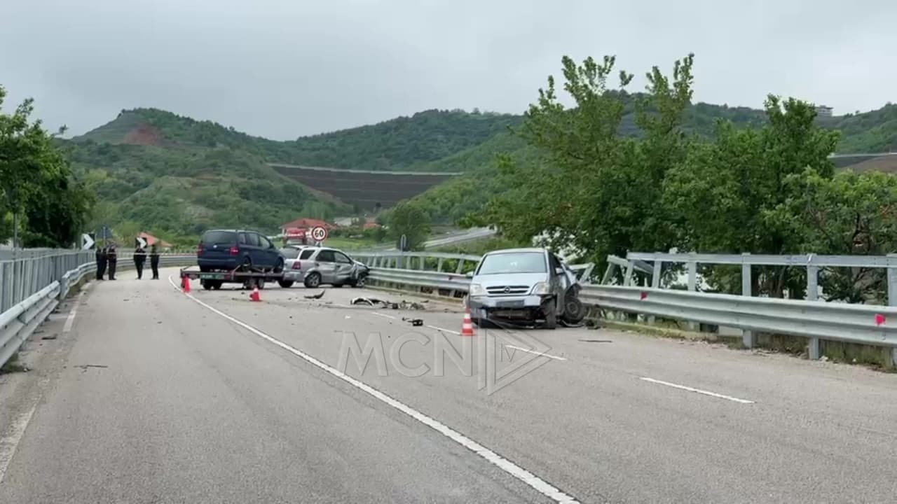 Aksident i trefishtë në aksin Korçë-Pogradec, njëra makinë përplaset me barrierat mbrojtëse (VIDEO)