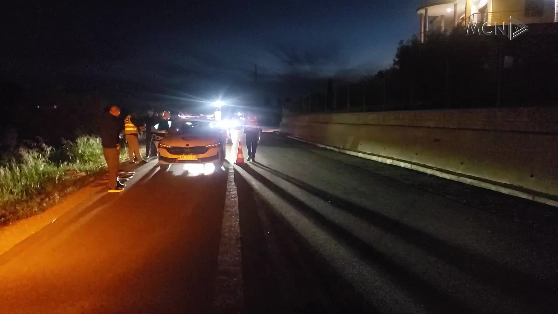 I arrestuari plagos efektivin / I merr armën e shërbimit brenda automjetit të policisë dhe e qëllon në këmbë (VIDEO)