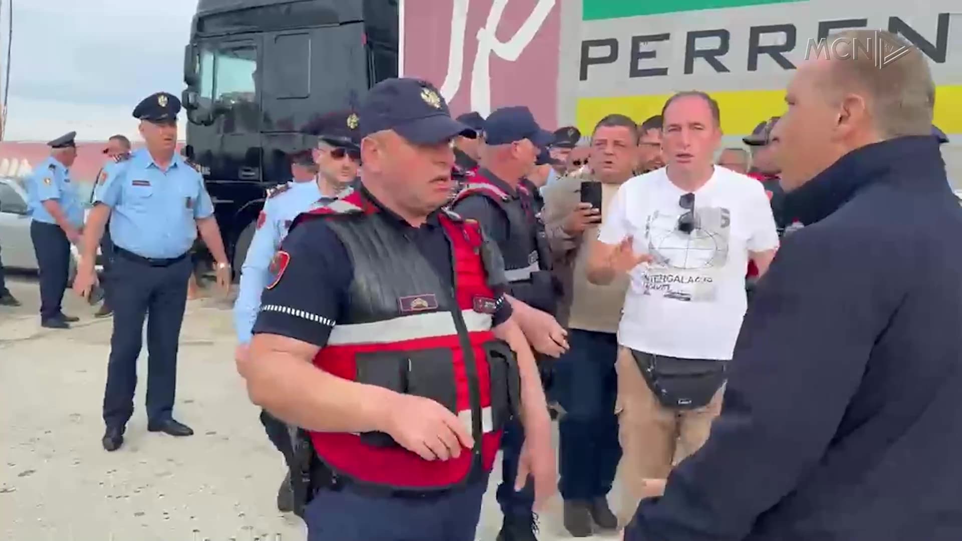 Sërish përplasje në dyert e kantierit / Aeroporti i Vlorës, akuza mes Ademit dhe Pacollit, policia “përzë” punonjësit (VIDEO)