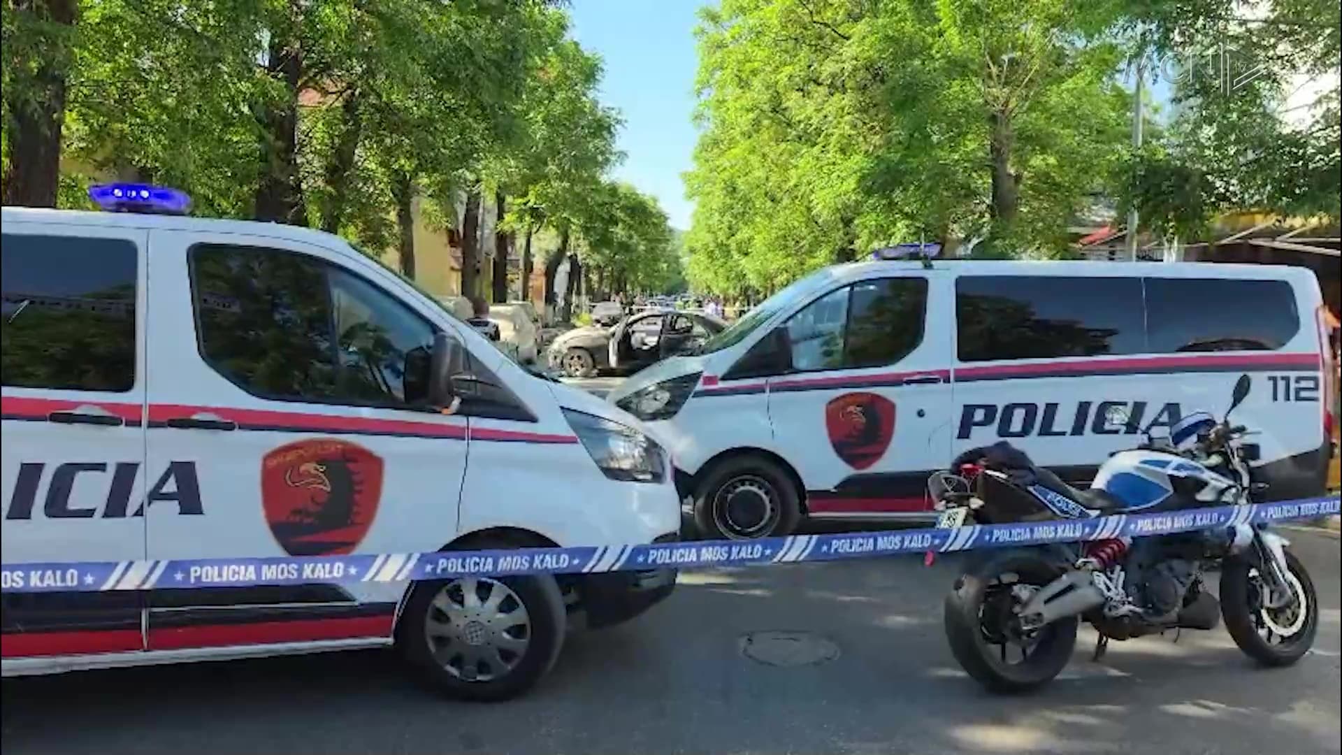 “Benz-i” me shpejtësi i merr jetën qytetarit / Shkodër, përplasi një mjet dhe viktimën me biçikletë në tentativën për parakalim (VIDEO)