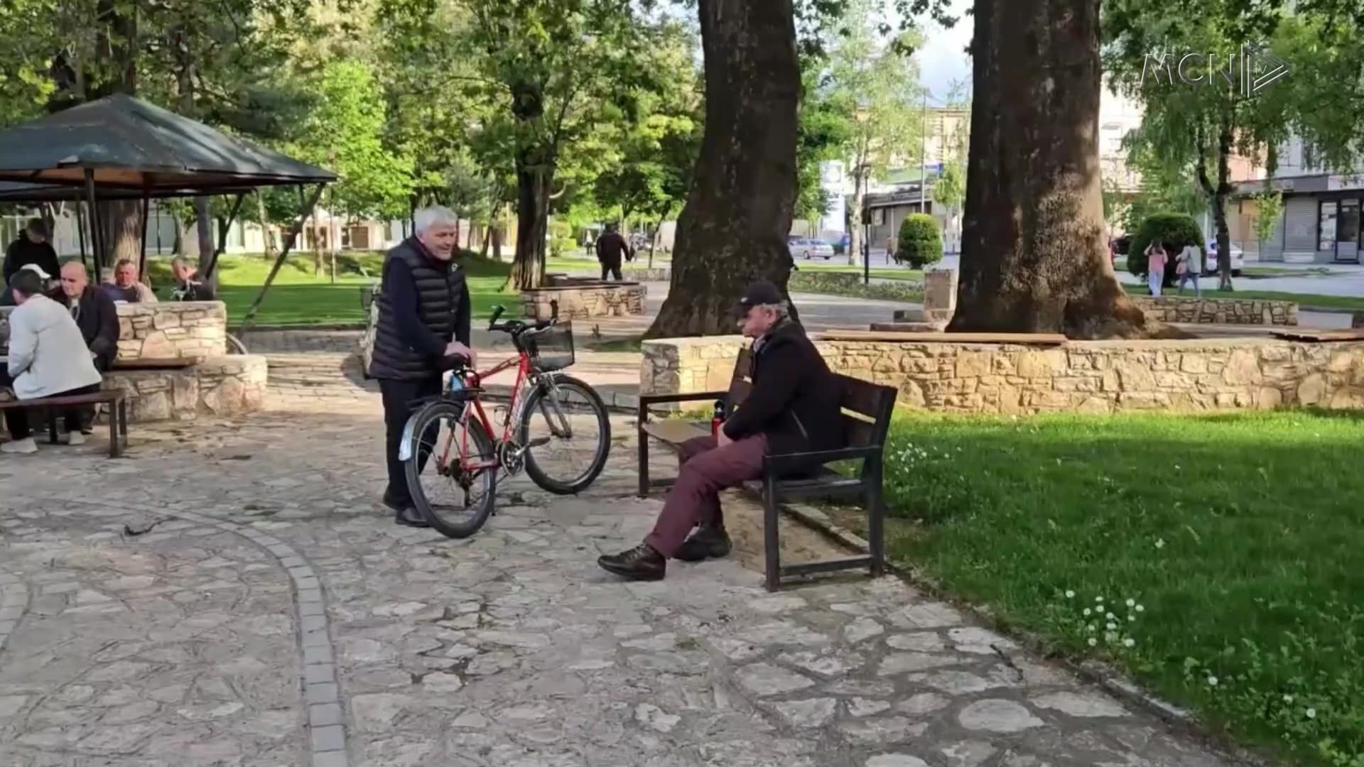8 të vetmuar humbën jetën në 6 muaj / Të harruar pas derës së mbyllur, drama e të moshuarve në Korçë (VIDEO)