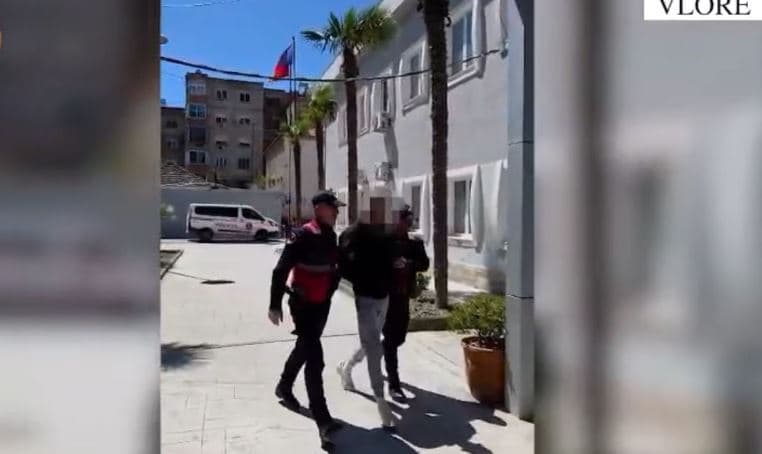 Vlorë/ Lëviztë me pistoletë lodër, maskë dhe para të dyshuara të të falsifikuara, kapet 18-vjeçari