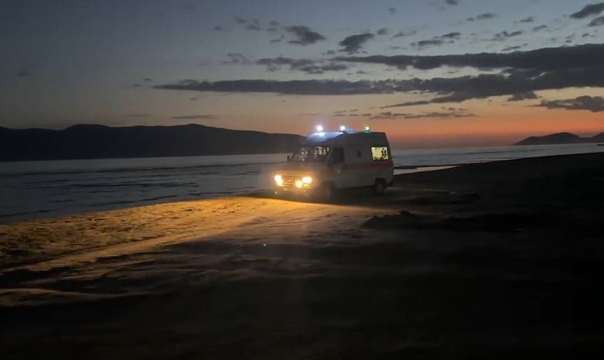 Vlorë/ Gjendet e pajetë 32-vjeçarja në Plazhin e Vjetër, dyshohet vetëvrasje