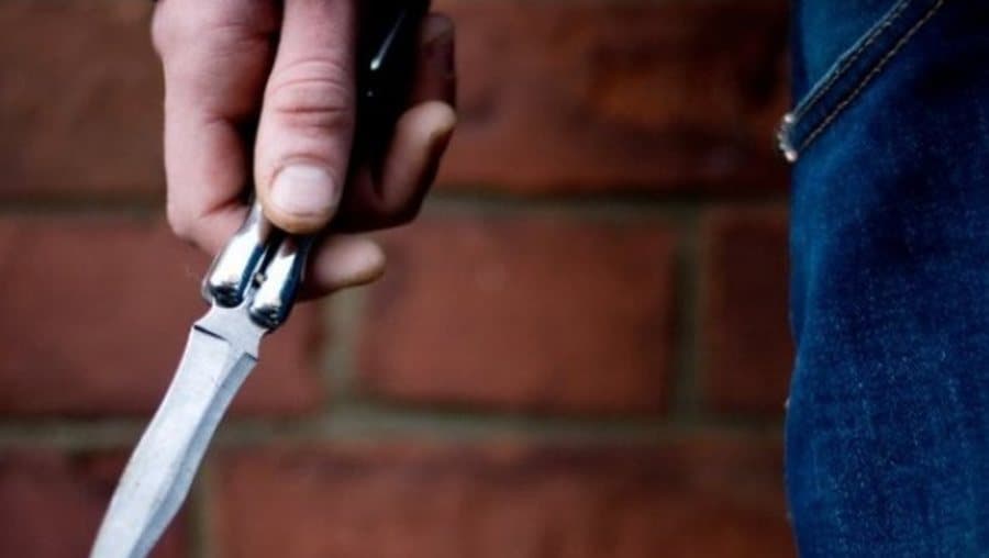 Kërcënoi me thikë shoferin e një taksie dhe i grabiti para e varëse, arrestohet autori në Tiranë