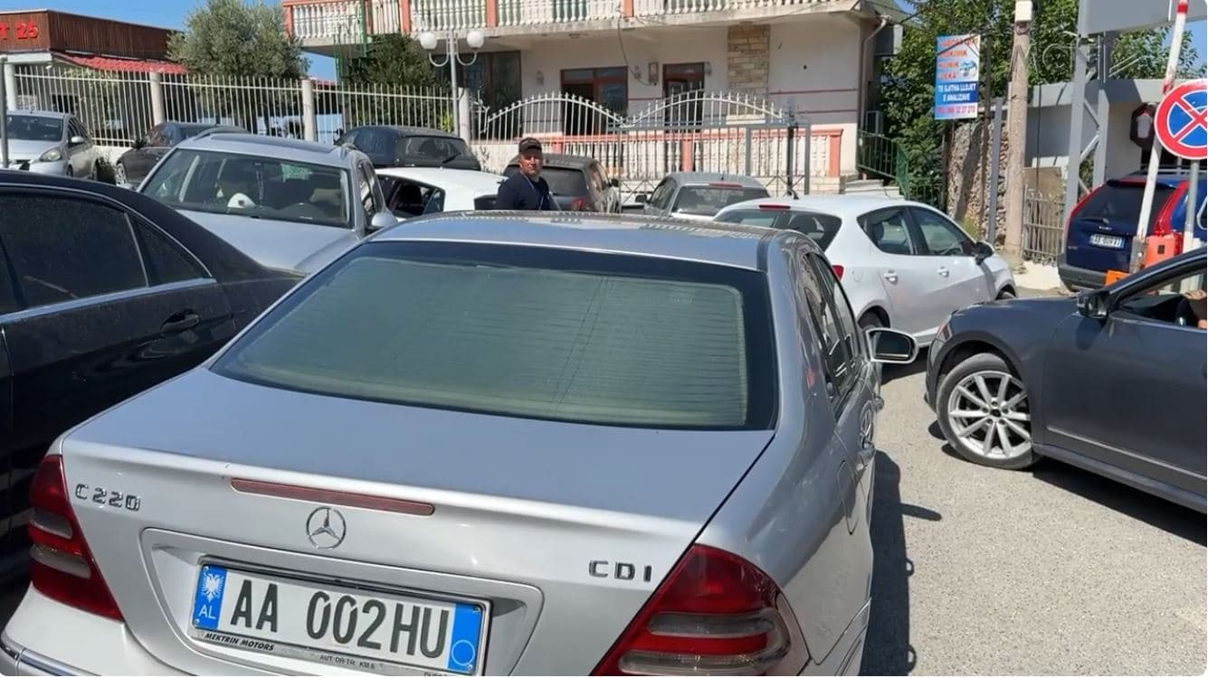 Kaos trafiku në spitalin e Lezhës. Parkimet e pakta sjellin vështirësi për ambulancat