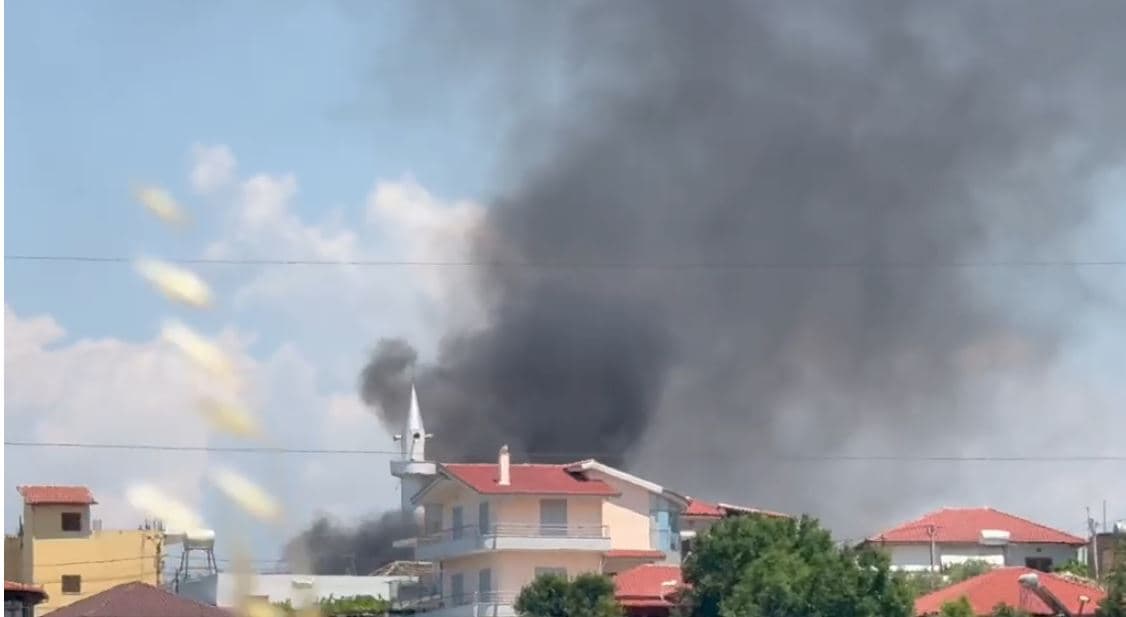 Vlorë, një person lyen me benzinë dhe djeg mjetin që po shtronte rrugën, qëllon dhe me armë