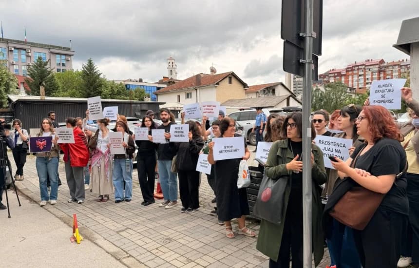 Protestë para Ambasadës së Shqipërisë në Kosovë: Zvërneci dhe Sazani nuk janë në shitje