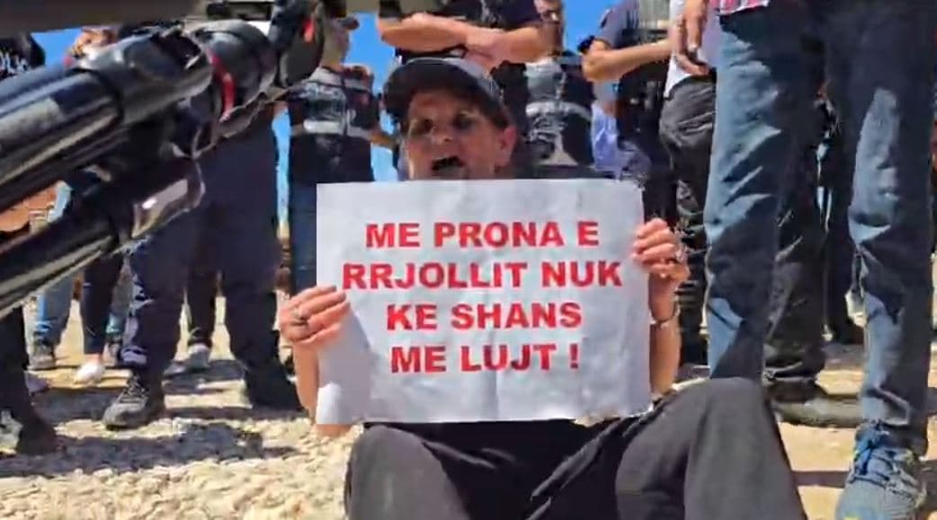Tensione në protestën e Rrjollit, banorët heqin gardhin e vendosur (VIDEO)