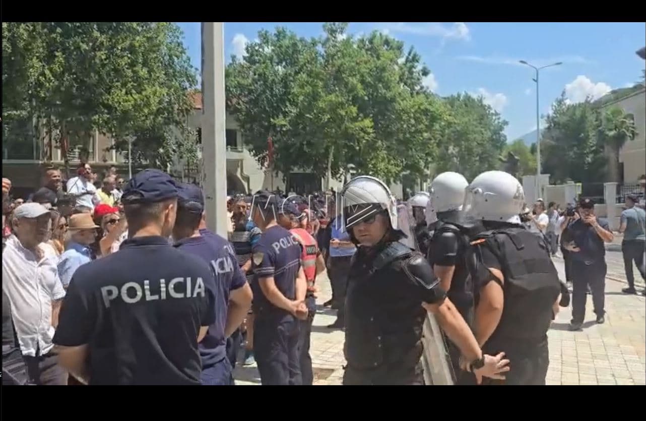 Përshkallëzohet situata para Parlamentit/ Policia shton forcat për largimin e protestuesve, ndërhyn edhe FNSH-ja