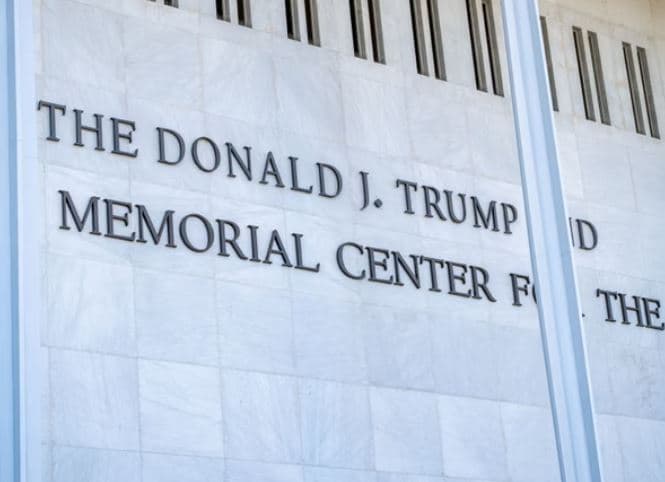 Qendra Kennedy heq emrin e Trump nga faqja zyrtare