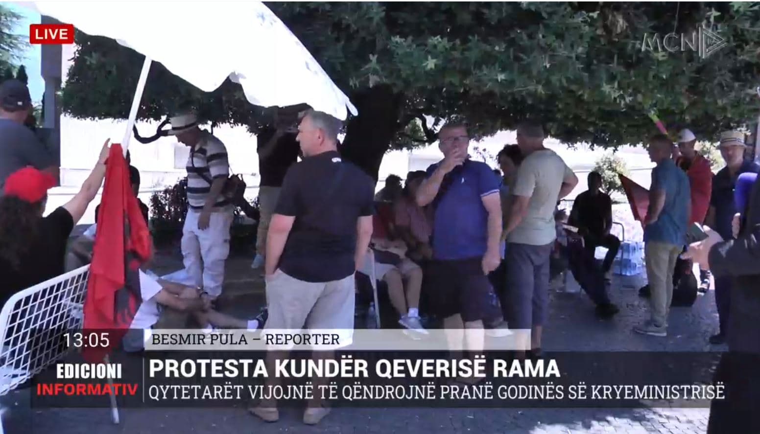 Protesta kundër qeverisë Rama/ Qytetarët vijojnë të qëndrojnë para Kryeministrisë: Është mosbindje civile