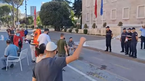 Protestuesit kalojnë natën para Kryeministrisë, policia u kërkon të largohen në mëngjes 