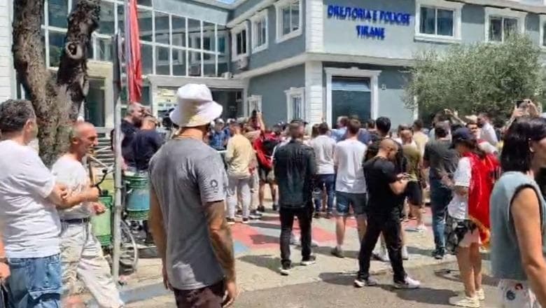Protestuesit mblidhen para Policisë së Tiranës, kërkojnë lirimin e të arrestuarve
