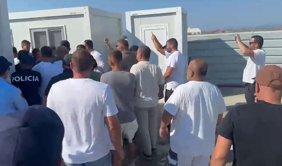 Tensione në Aeroportin e Vlorës, punonjësit e Behgjet Pacollit nxjerrin nga zyrat personelin e Valon Ademit