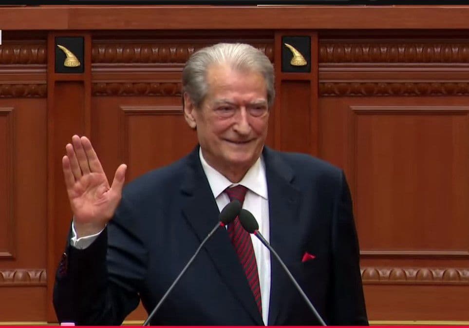    Lajmet për heqjen e “non grata”-s/ Berisha në Kuvend: Unë erdha, u krye!