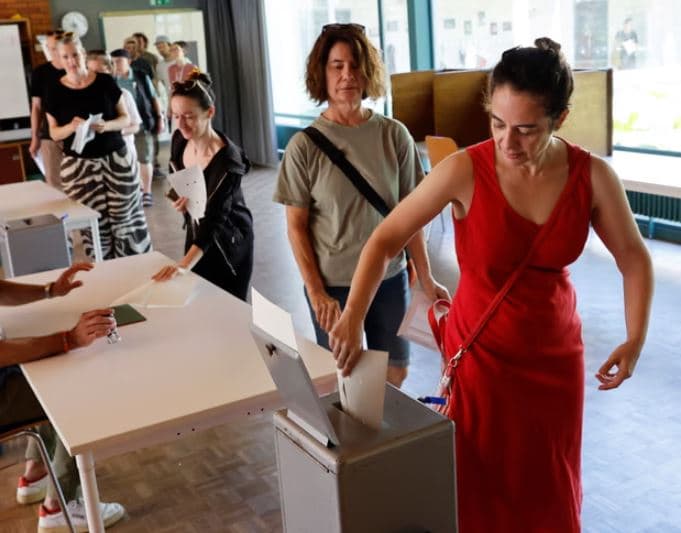 Referendumi, Zvicra refuzon kufizimin e popullsisë në 10 milionë banorë