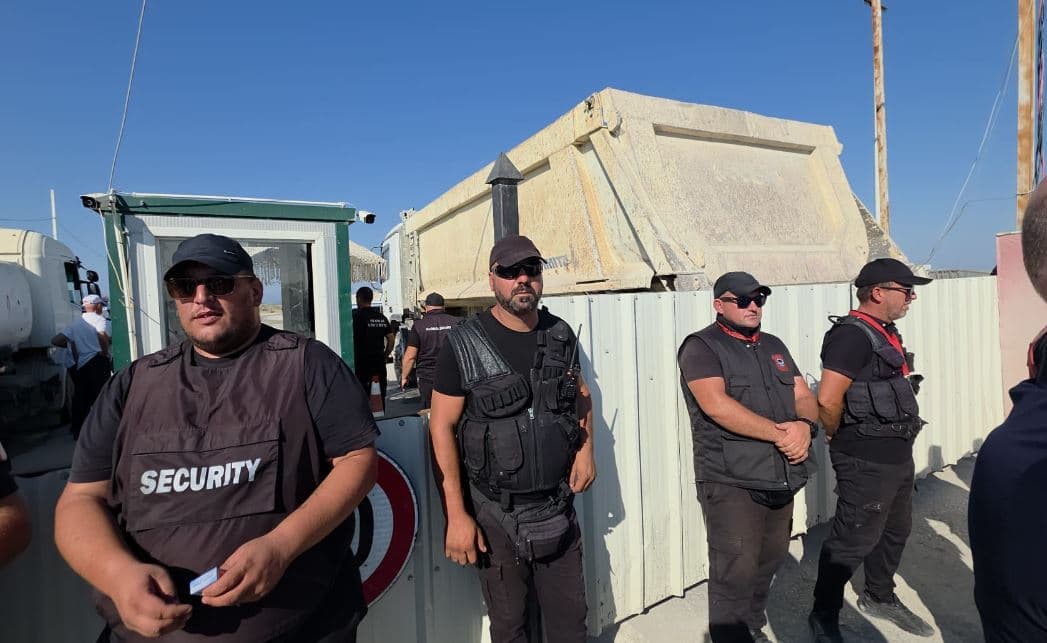 Përplasje për punimet e aeroportit në Vlorë, 2A Group in Valon Ademit bllokon hyrjen e kantierit
