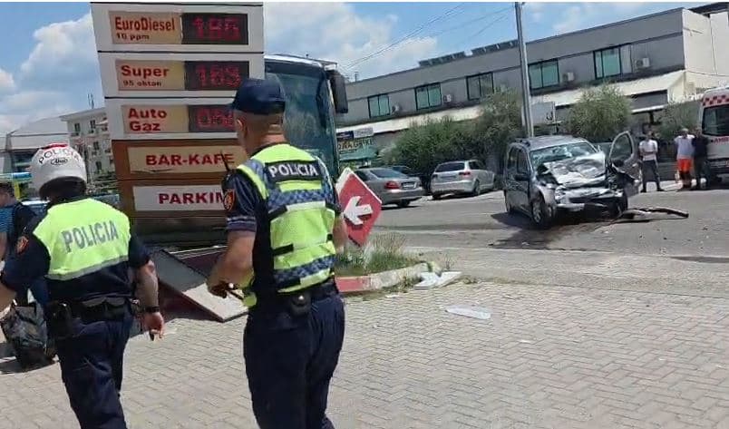 Aksident në Elbasan/ Autobusi del nga rruga pas përplasjes me një makinë, përfundon në një pikë karburanti