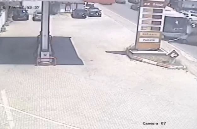 Aksidenti në Elbasan, dalin pamje të reja nga momenti i përplasjes së makinës me autobusin e nxënësve