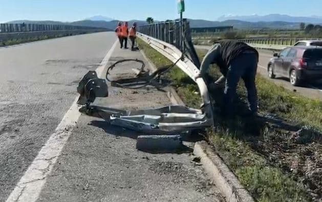 Makina përplaset me kamionçinën në autostradën Fier–Lushnjë, plagosen dy persona