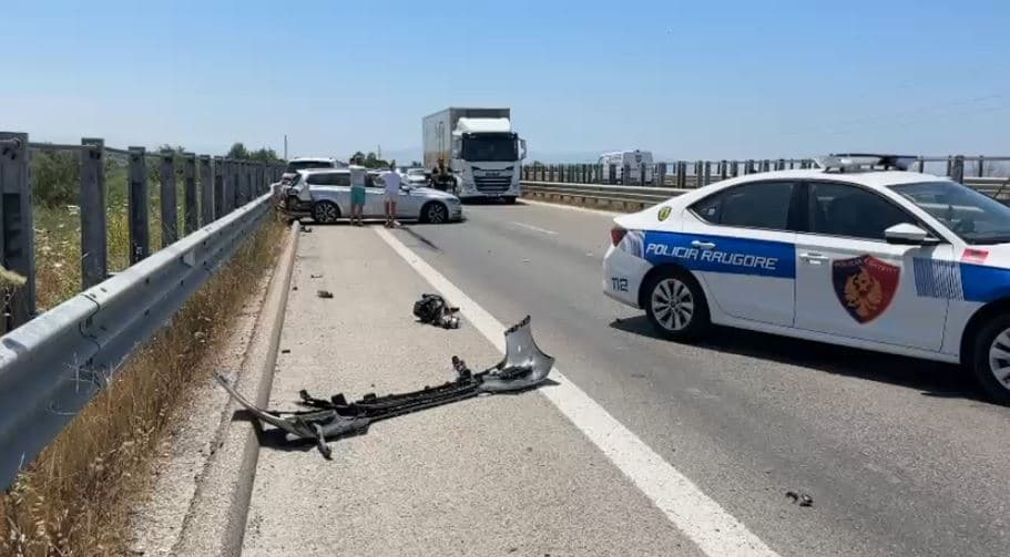 Përplasen dy makina në Fier-Vlorë, 3 të plagosur