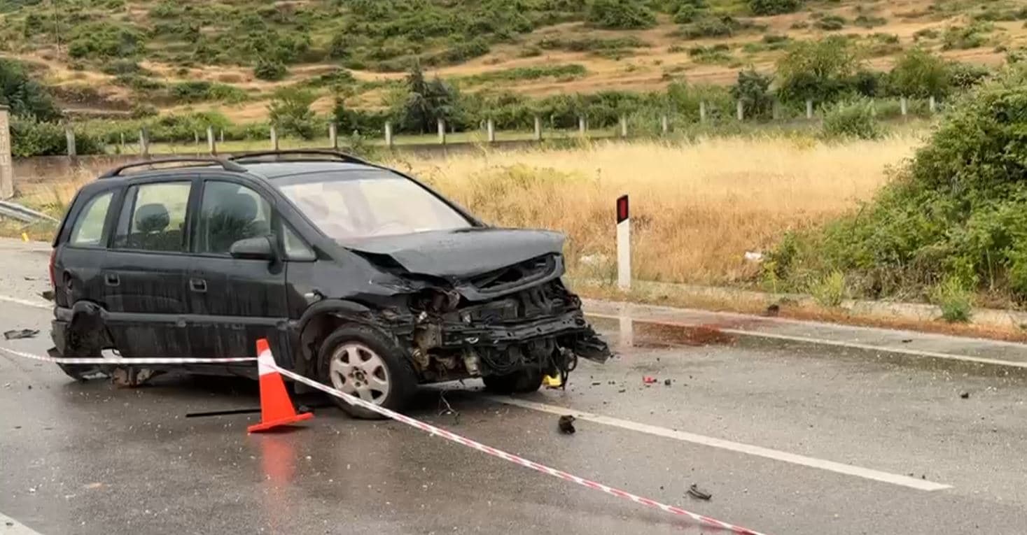Aksident në aksin Pogradec-Qafë Thanë, shoferi humb jetën pas përplasjes me barrierat anësore 