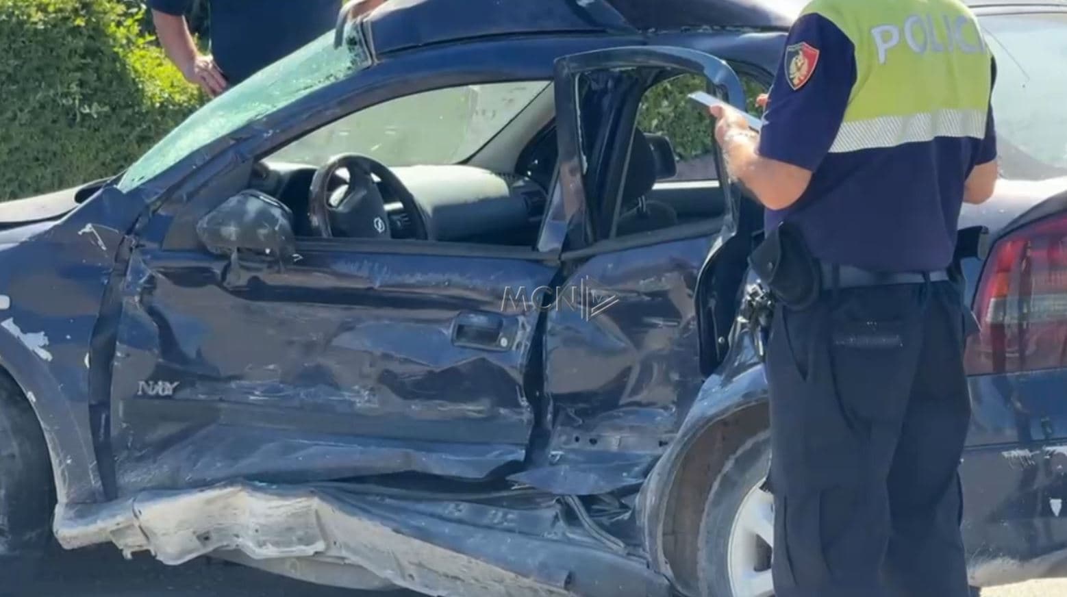 Përplasen dy makina në Pogradec, plagoset një person (VIDEO)