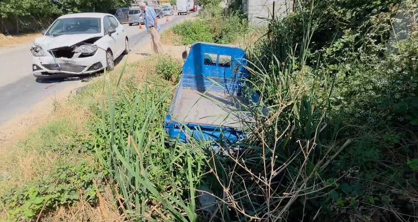 Makina përplaset me kamionçinën në aksin Fier-Seman, lëndohen lehtë dy persona
