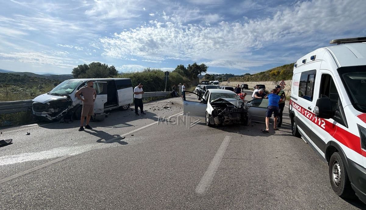 Makina përplaset me një furgon, në gjendje të rëndë drejtuesi i mjetit