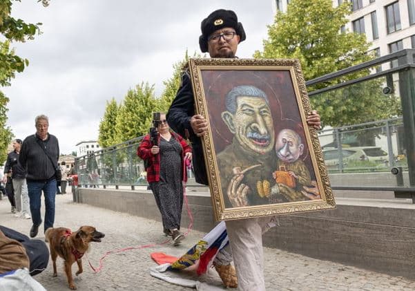 Artisti rus kritik i Putinit vritet me armë zjarri në Poloni