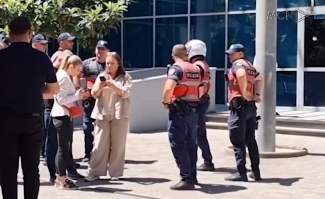 Sherr mes të pandehurve në sallën e gjyqit/ Tre vëllezërit Bushgjokaj godasin me grushte Petrit Çakrrin, ndërhyn policia (VIDEO)