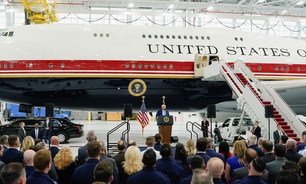 Trump prezanton avionin e ri presidencial të dhuruar nga Katari