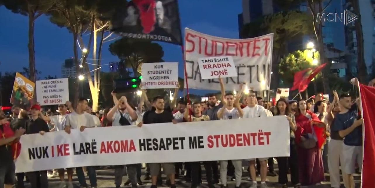 11 ditë protestë kundër qeverisë/ Qytetarët e pakënaqur, kërkojnë largimin e kryeministrit Rama (VIDEO)