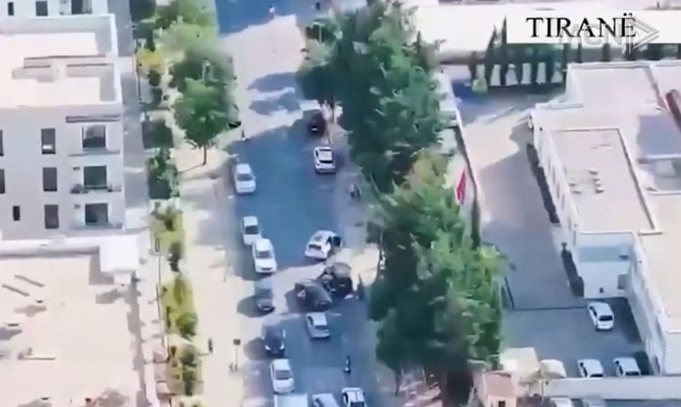 Shisnin armë zjarri në Tiranë/ Goditet grupi, arrestohen 4 persona dhe sekuestrohen 7 armë (VIDEO)