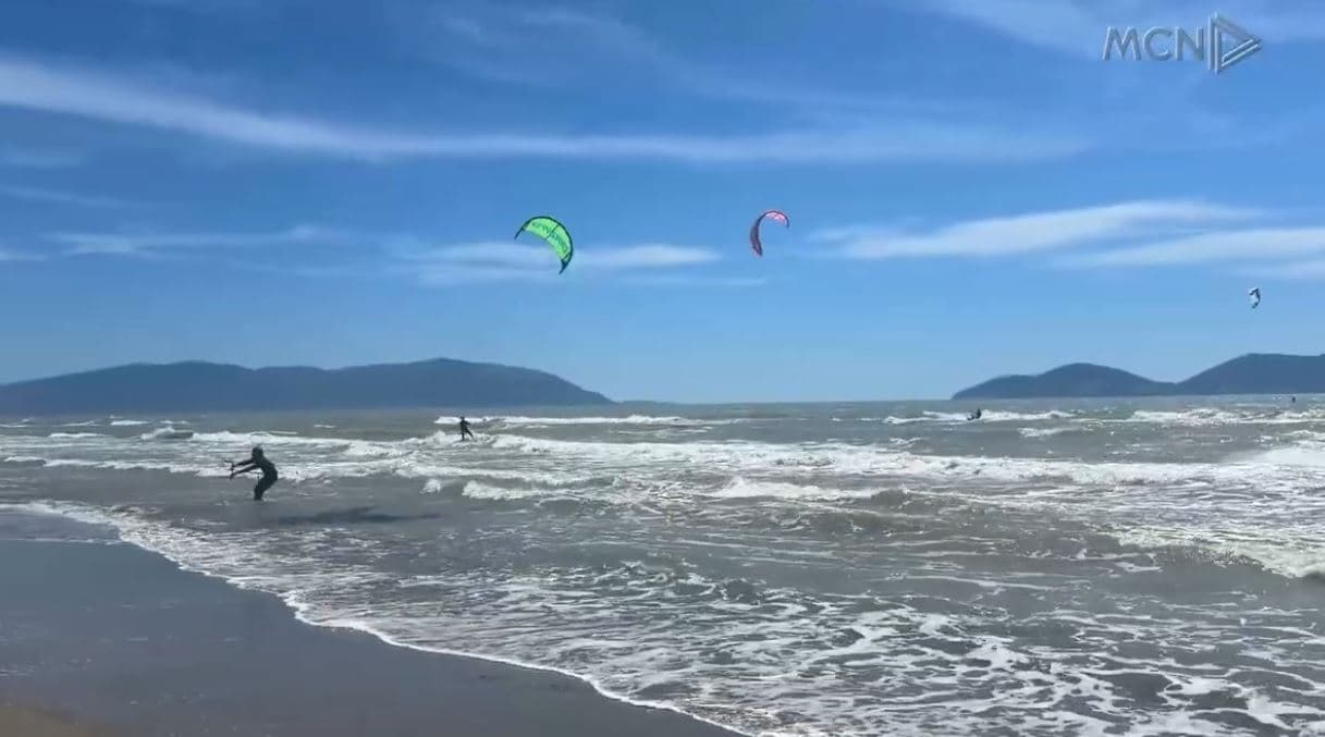 Sërfistët sfidojnë dallgët në Zvërnec/ Pjesëmarrësit: Mbështesim kauzën, natyra të ruhet siç është (VIDEO)