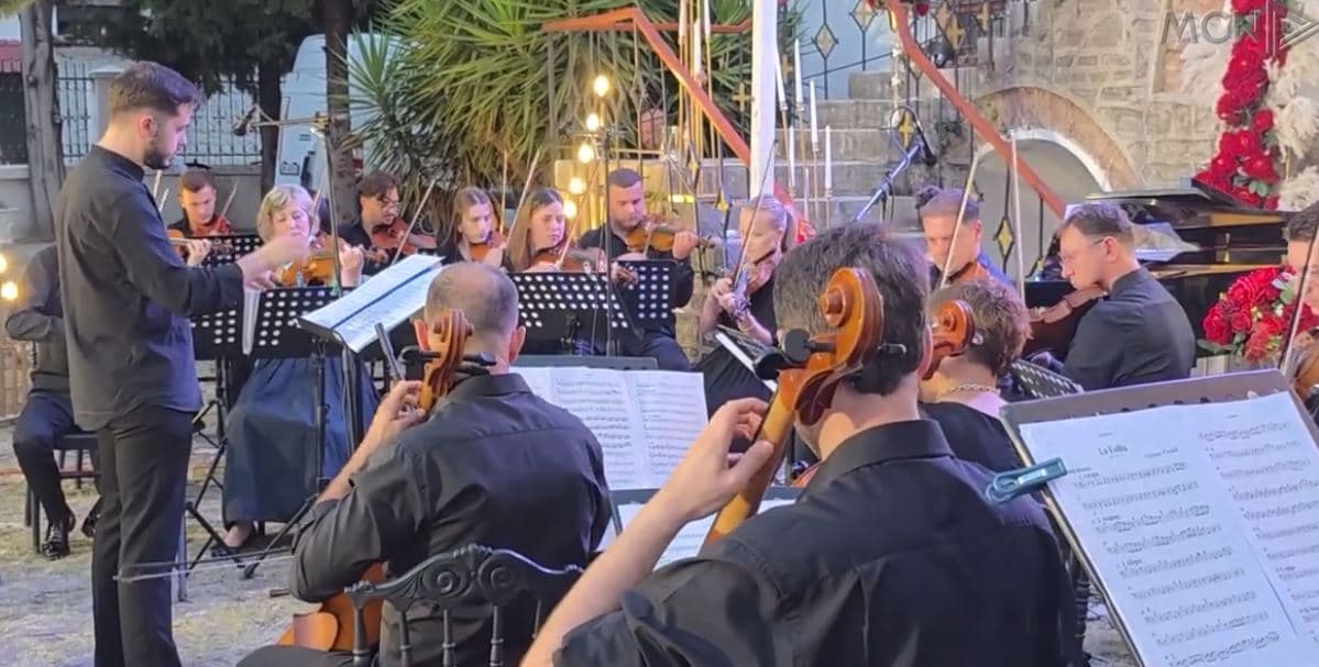 Tinguj klasik në Kala/ ‘Orkestra e Harqeve’ në Elbasan sjell një mbrëmje të veçantë muzikore (VIDEO)