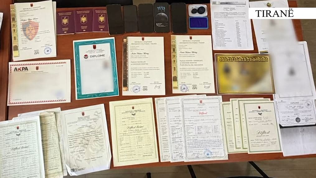   Zbulohet laborator për falsifikimin e dokumenteve në Durrës, arrestohen tre persona