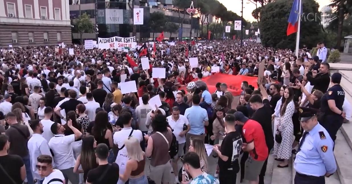 “Atdheu nuk është në shitje”/ Mijëra qytetarë protestojnë kundër projektit për Zvërnecin (VIDEO)
