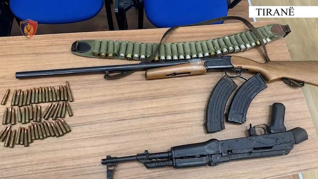 Mbante armë në banesë, arrestohet një person në Tiranë 