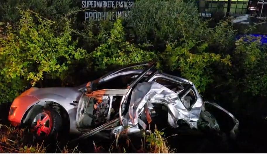 Dy makina përfundojnë në kanal në autostradën Tiranë-Durrës, plagoset një person (VIDEO)