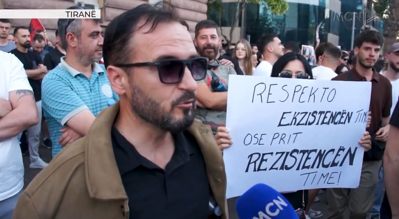 “Revolucioni flamingo, do jemi këtu”/ Protestuesit: Nuk do të ndalemi deri në rrëzimin e qeverisë (VIDEO)